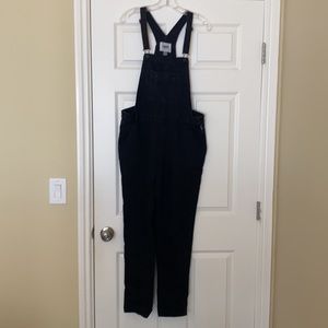 Old Navy women’s black overalls. Side zipper and button. Size Small